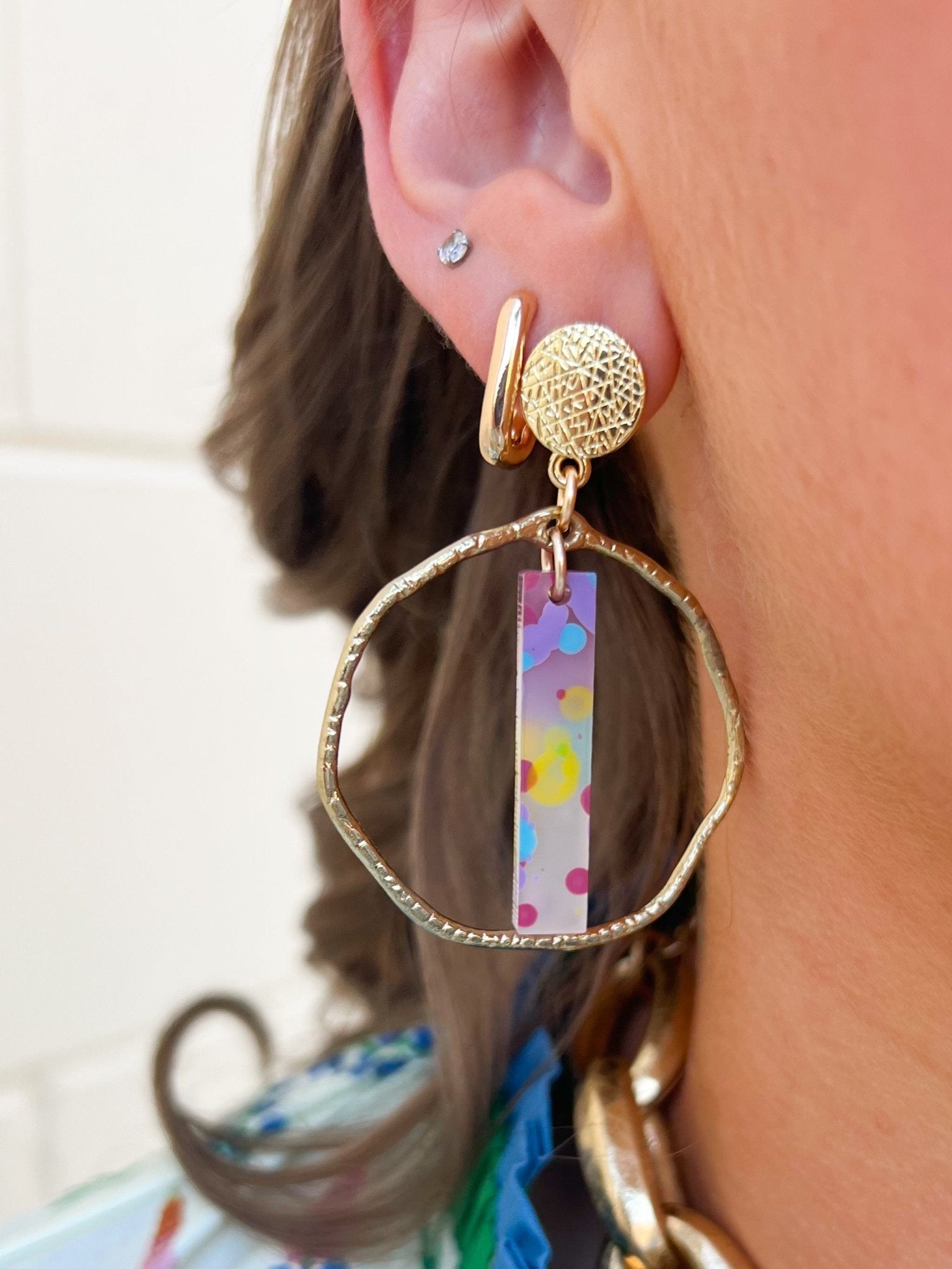 [Taylor Shaye] TieDye Stick Hammered Gold Hoops - The Pink Pineapple 850