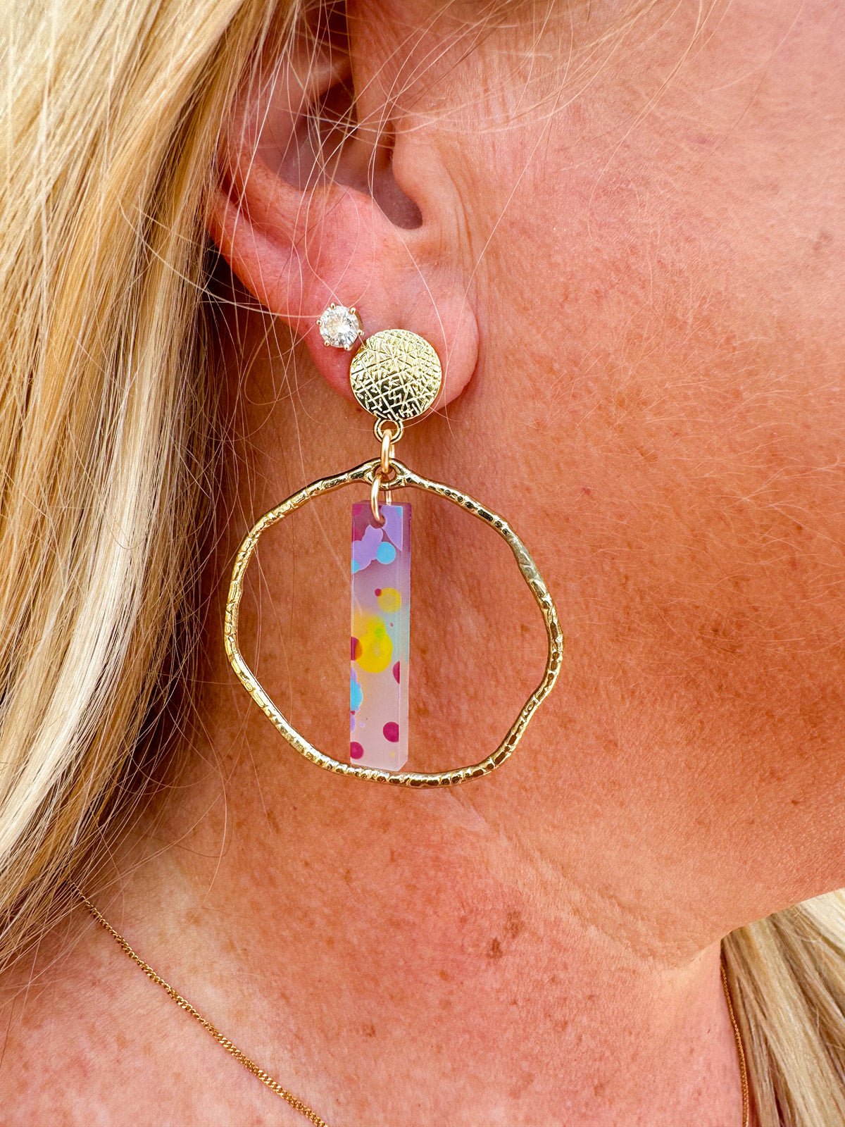 [Taylor Shaye] TieDye Stick Hammered Gold Hoops - The Pink Pineapple 850