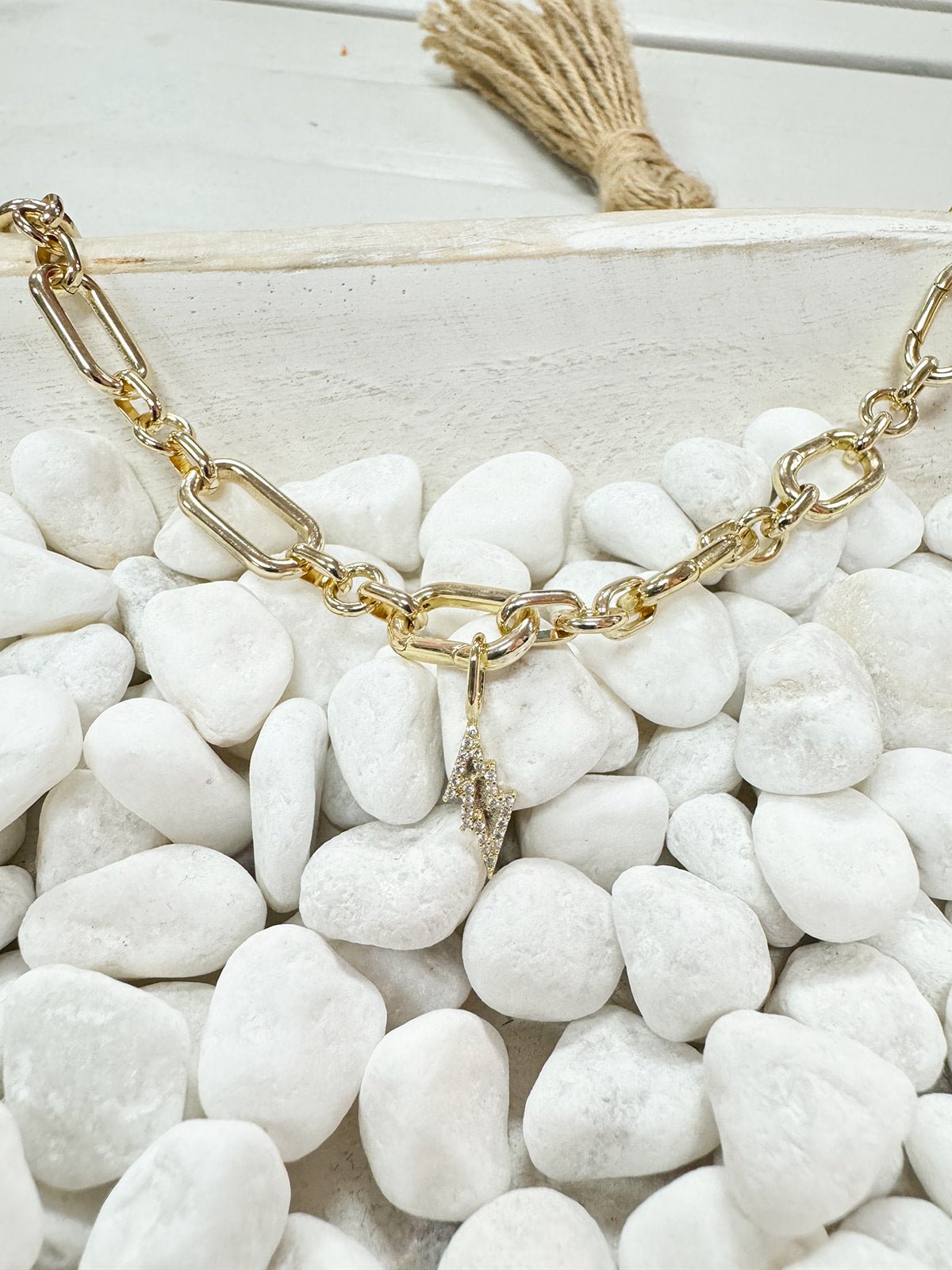 [The Sis Kiss] Lovestruck Bolt Charm - The Pink Pineapple 850