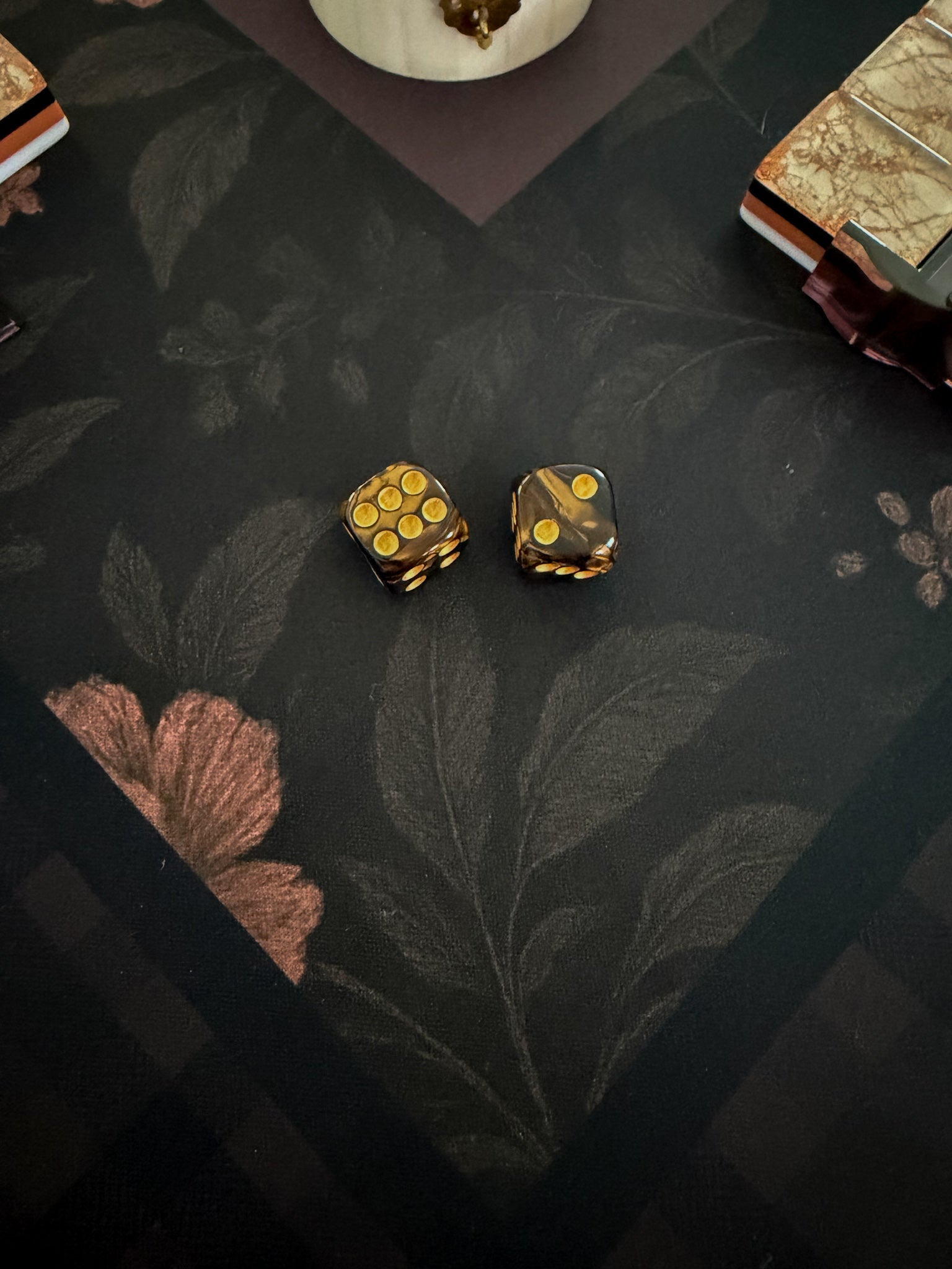 Walnut Reserve Mahjong Dice - The Pink Pineapple 850