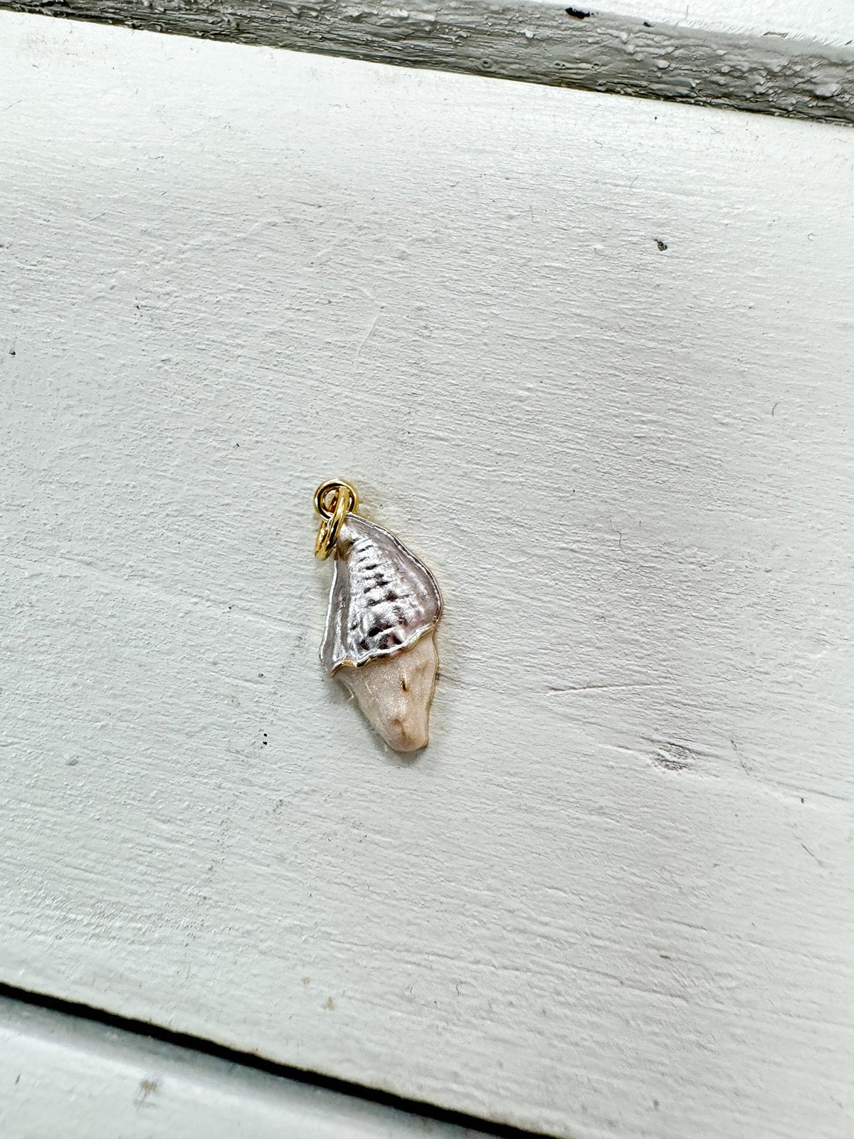 White Pearl Shell Charm - The Pink Pineapple 850