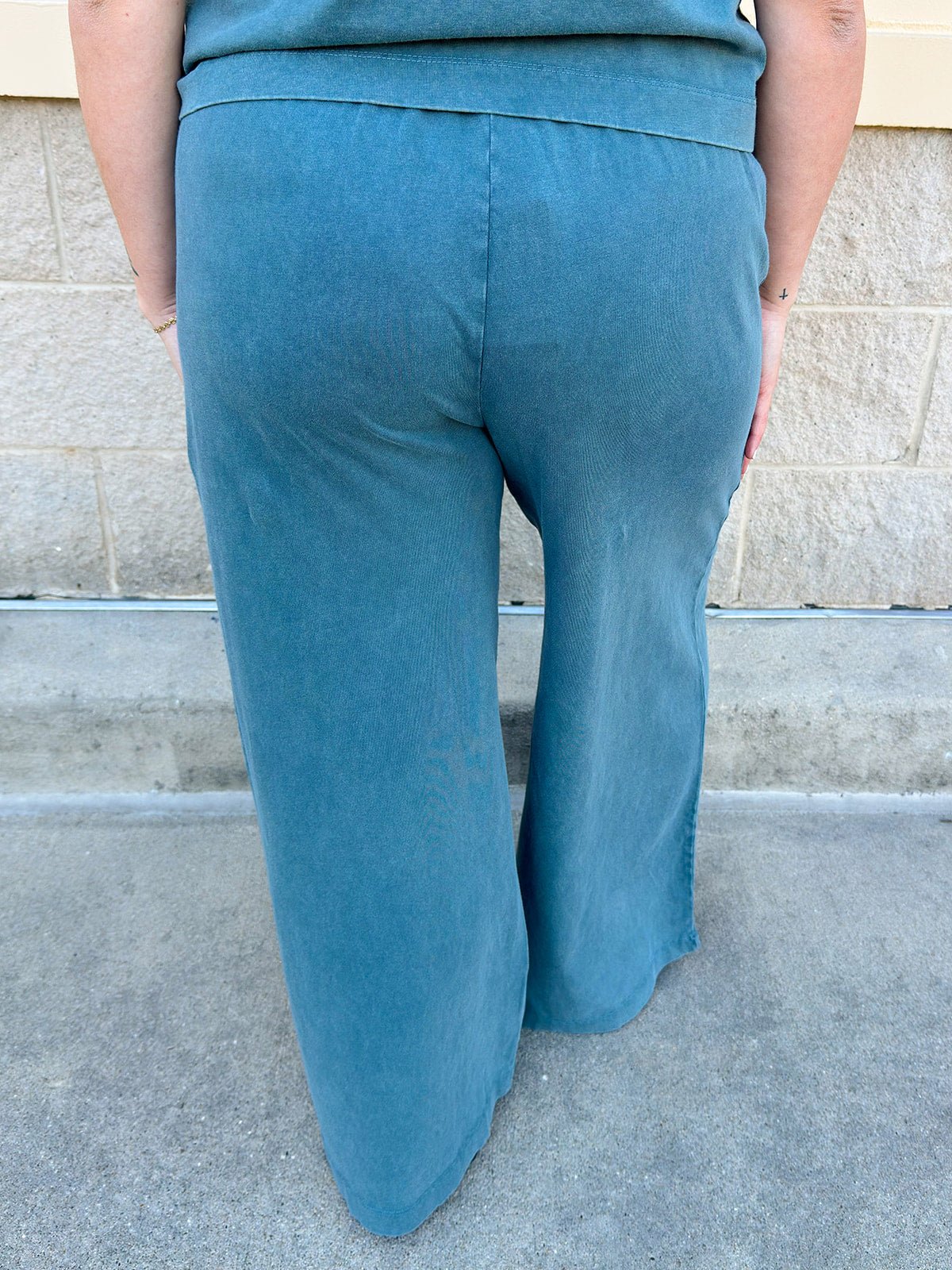 [Z Supply] Scout Jersey Crop Flare Pant in Emerald Cove - The Pink Pineapple 850
