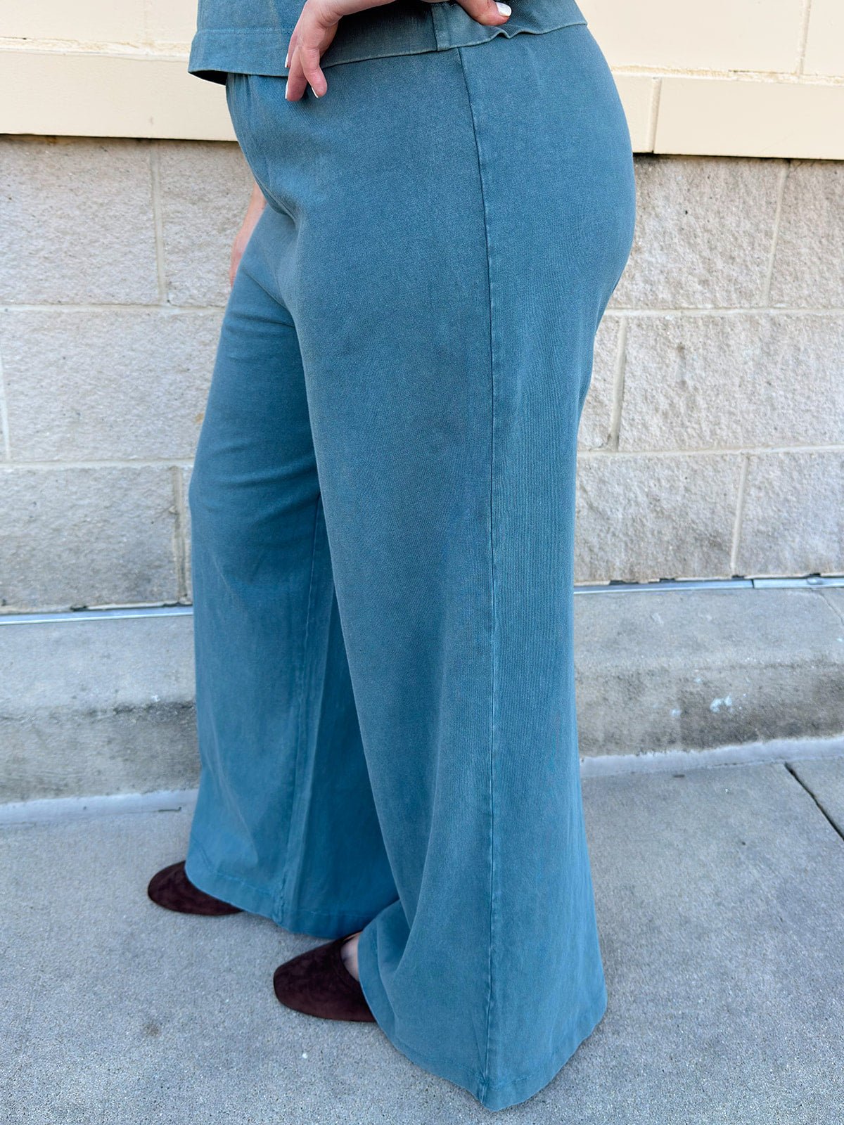 [Z Supply] Scout Jersey Crop Flare Pant in Emerald Cove - The Pink Pineapple 850